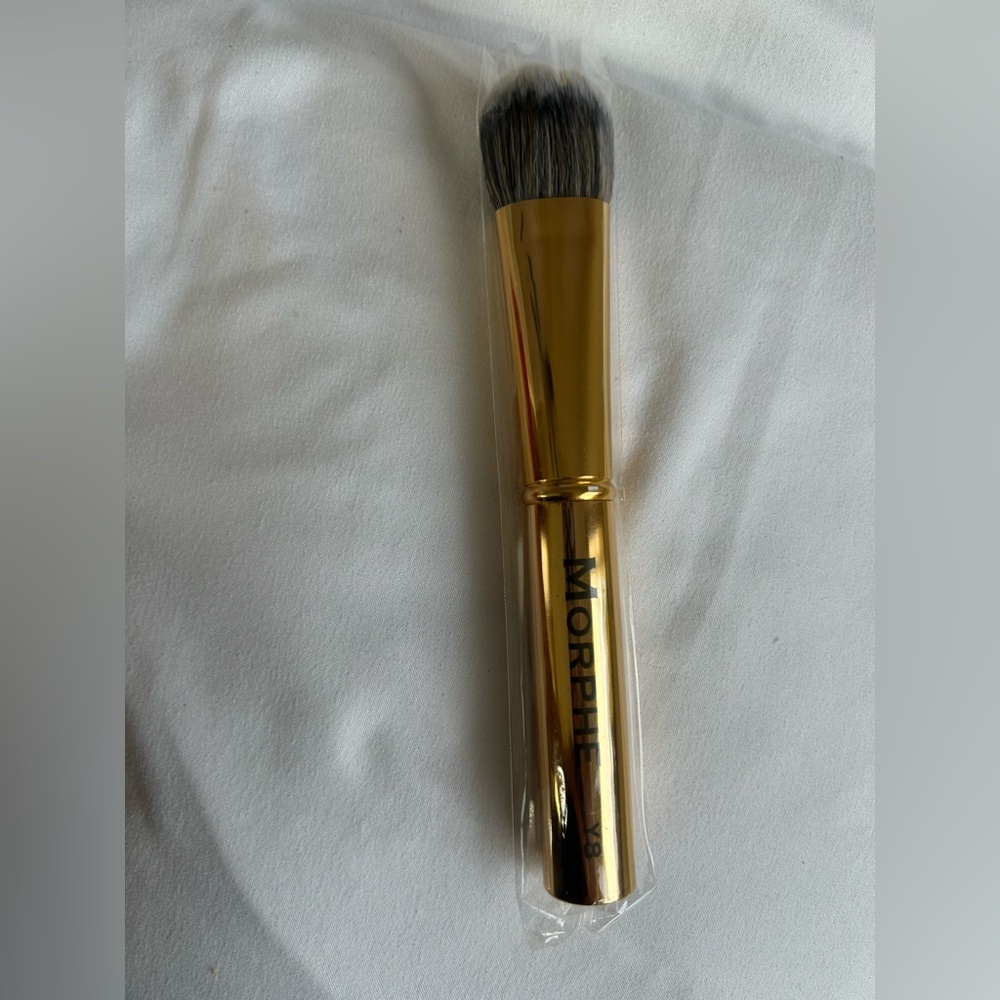 Morphe Y8 Brush with Gold Handle - Picture 2 of 3